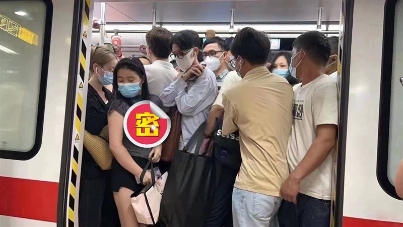 超兇女擠地鐵！眼鏡男怕爆「黑豹式自衛」
