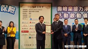 壽險公會陳慧遊理事長（中右一）在2023世界地球日前夕，邀請賴清德副總統（中左一）、立法院林楚茵委員（中左二）、以及全體21家壽險公司總經理，共同宣布舉辦全台22縣市接力淨灘活動，宣示壽險業積極推動淨零碳排的決心，共同為地球盡一份心力。（圖／記者戴玉翔攝影）