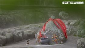  這尊石頭究竟是何方神聖？(圖/寶島神很大)(圖/寶島神很大)