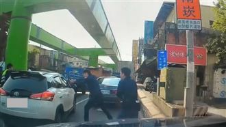 開贓車拒檢！警連開兩槍+辣椒水　畫面曝