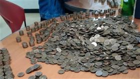 勞動局及移民移工服務中心人員協助清點硬幣桃園市勞動局替一名外籍移工進行勞資協調，雇主竟將8938元薪資全數以1塊錢硬幣的方式給付，勞動局及移民移工服務中心人員一度協助清點硬幣，後續透過郵局以機器清點才完成。（翻攝照片）中央社記者葉臻傳真  110年3月27日