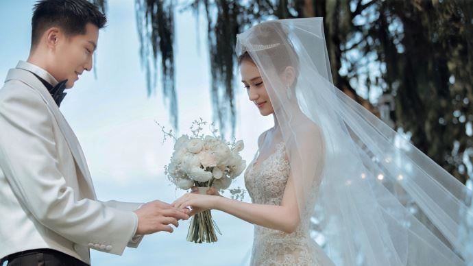 夢幻婚禮曝！賭王千金披透視婚紗甜吻竇驍