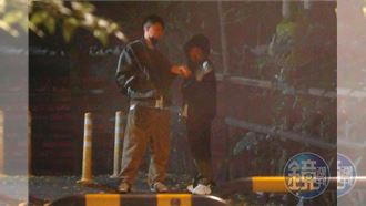 周湯豪、鄭雲燦吸同一支　交換口水超親密