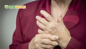 「類風濕性關節炎」屬於全身性自體免疫疾病，因免疫系統失衡引起關節發炎和疼痛，未妥善治療恐導致關節破壞變形，也易引起心臟、肺部、眼部共病風險，好發於40~60歲的女性。