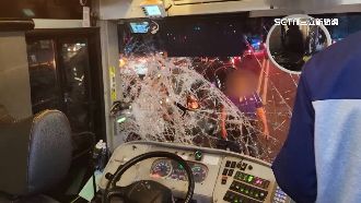 獨／公車連撞4車　被撞車主下車怒毆司機