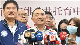 訪新加坡遭質疑避風頭  侯友宜：清白坦蕩非躲避新北市長侯友宜將出訪新加坡，民進黨質疑是為了躲避「搓圓仔湯」爭議。侯友宜（前中）18日受訪表示，清清白白、坦坦蕩蕩，不是臨時起意去新加坡逃避某件事。中央社記者王鴻國攝  112年4月18日