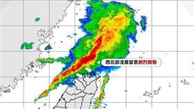 今凌晨三四點時，台灣海峽有一大條「颮線」靠近台灣。（圖／翻攝自「台灣颱風論壇｜天氣特急」）