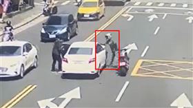 違規迴轉,重機,暴怒,徒手,砸毀,擋風玻璃,後照鏡,新店,新北,