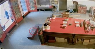 跪墊見神秘腳印！宮廟曝監視器：王爺走過