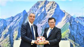 行政院副院長鄭文燦今（19）日接見法國國民議會友台小組主席博多黑及訪團。（圖／行政院提供)