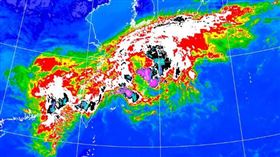 已經到家門口！氣象粉專1圖揭「最新雨情」：對流發展很旺盛。（圖／翻攝中央氣象局）