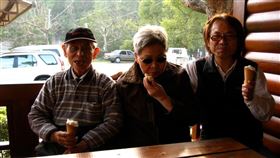 李坤城兒透過臉書發布貼文，表示「阿公、阿嬤、爸爸在天上團聚了」。（圖／翻攝自李坤城臉書）