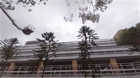 ▲台灣大學海洋實驗室19日下午2點多傳出火警，因現場存有柴油、鋰電池，消防人員到場不敢大意。所幸所有人員已疏散，無人傷亡。（圖／翻攝畫面）