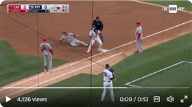 ▲楚奧特（Mike Trout）疑似跑壘失誤被雙殺。（圖／翻攝自YES Network推特）