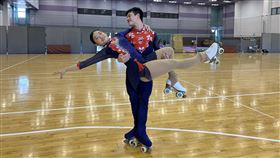 滑輪花式雙人冰舞李家兄妹亞運舞台再現台灣文化台灣滑輪溜冰花式雙人冰舞兄妹檔李劭冠、李劭倢將攜手站上亞運舞台，教練郭文平19日表示，亞運將繼續透過音樂和動作傳達客家和台灣文化，力拚奪牌。中央社記者黃巧雯攝  112年4月19日