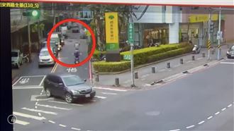 女騎士遭大樹枝擊中　颳風砸人現場曝光