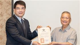 總座獲頒卓著貢獻獎　帶領勝昌製藥獲肯定（業配勿用）