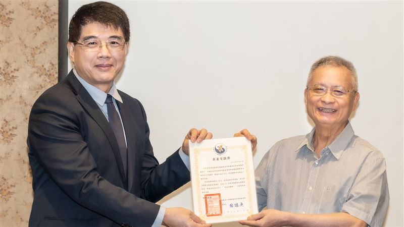 總座獲頒卓著貢獻獎　帶領勝昌製藥獲肯定