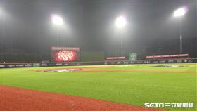 ▲天母球場比賽因雨延賽。（圖／記者蕭保祥攝影）