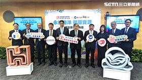 鴻海集團發言人巫俊毅（左）與海洋大學校長許泰文（右）簽署「永續海洋-循環資源」產學合作備忘錄。（圖／記者戴玉翔攝影）