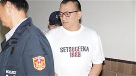 西門町槍殺2命  陳福祥更一審仍判死犯下西門町峨眉停車場雙屍案的陳福祥（白衣者），一、二審均遭判死。案經最高法院發回，高院更一審認為，陳福祥罪無可逭、再社會化可能性甚低，24日仍判處陳福祥死刑，褫奪公權終身。中央社記者蕭博文攝  108年9月24日