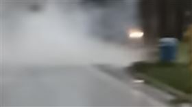 ▲中央氣象局發布大雨特報範圍，擴大到台南以北及澎湖等地。受到鋒面影響，彰化縣19日下午便狂風不斷、雷聲大作。線西鄉漁港路傍晚5點多，發生變電箱遭雷擊爆出火花案，附近居民趕緊拿滅火器滅火，八卦山天空步道也有路樹倒。（圖／翻攝畫面）