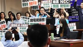 國民黨團要求撤照鏡電視（1）立法院交通委員會19日邀國家通訊傳播委員會（NCC）主委陳耀祥列席報告並備質詢，國民黨立委費鴻泰（後中）等人發動甲級動員，高舉「暗黑NCC 傀儡陳耀祥」等字卡，要求陳耀祥下台。中央社記者趙世勳攝  112年4月19日