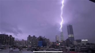 最強春雨！台北101遭雷擊直灌樓頂瞬間曝