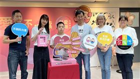 母親節將屆  唐氏症基金會推公益禮盒母親節腳步近，唐氏症基金會19日舉辦「獻愛媽咪愛不囉嗦」母親節禮盒公益記者會，邀請演員謝欣穎（左2）擔任公益大使，號召各界踴躍認購。中央社記者沈佩瑤攝  112年4月19日