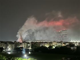 ▲新北市淡水淡海路一民宅3樓發生火警，一度傳出受困人數9到12人，消防局啟動大量傷病患機制。目前火勢撲滅，共救出8人，其中4人無呼吸心跳，另4人尚確認中。（圖／翻攝畫面）