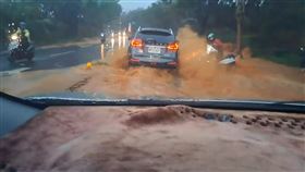 西屯路，遊園北路，沙鹿，淹水，豪雨，拋錨(圖／翻攝畫面)