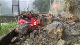 苗栗泰安落石砸中車　右車身全扁了