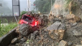 新／苗栗泰安落石砸中車　右車身全扁了