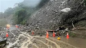 南庄鄉東河村(苗21線3.5K) 因現場土石滑落，車輛無法通行。苗栗縣政府消防局臉書