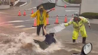 弘光科大成「滑水道」　女學生涉水遭沖走