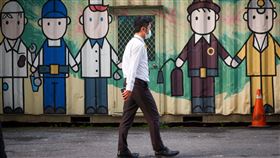 112年年終獎金  金融保險奪冠、不動產居次行政院主計總處年終獎金統計出爐，112年工業及服務業年終獎金平均發放月數為1.68個月，進一步觀察行業表現，金融保險業以3.39個月蟬聯冠軍，不動產業2.12個月排名第2。圖為新北市板橋區街頭一名上班族。中央社記者王騰毅攝  112年4月13日