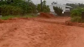 沙鹿中山路，瓦斯分裝場前，紅河變滔滔江水，(圖／翻攝畫面)