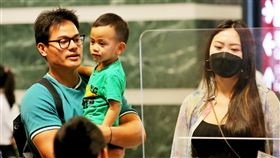 旅美棒球好手張育成返美  妻兒陪同現身機場旅美棒球好手張育成（左）23日上午在妻兒的陪同下現身桃園機場，他表示將帶著球迷的祝福與力量去美國。中央社記者吳睿騏桃園機場攝  112年3月23日