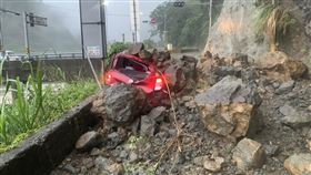 苗栗縣泰安鄉苗62線0.5公里處，則發生落石砸中自小客車意外。