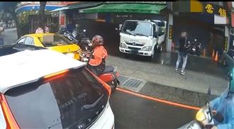 少年衝當鋪開42槍　目擊機車騎士嚇壞逃跑