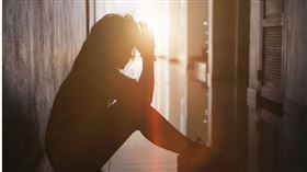 ▲嘉義女子被男同事性騷擾強捏胸部和逼迫舌吻，她不堪受辱報警提告。（示意圖／Shutterstock）