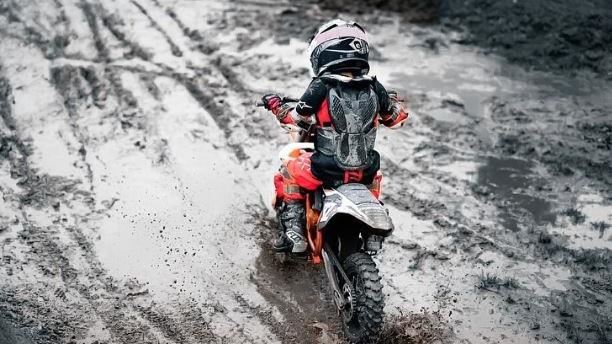 男星6歲兒騎越野車　比賽慘摔仍堅持完賽