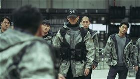 《末日騎士》金宇彬化身最強末日騎士 力抗最大反派宋承憲。（圖／NETFLIX提供）