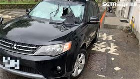 苗栗泰安坍方 落石砸破擋風玻璃，駕駛命大(圖／翻攝畫面)