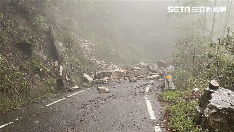 雨彈襲擊！大雪山落石坍方路斷　遊客撤離