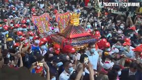 大甲媽祖遶境啟程　萬人跪地迎駕壯觀（圖／翻攝畫面）