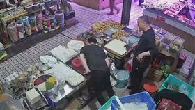 攤販在擺攤途中，突然被一個陌生男子搭訕。（圖／翻攝自微博）