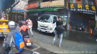 土城少年狂掃51槍！女路人秒掉頭拔腿狂奔