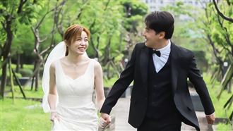 2披婚紗再出嫁　王瞳對眼「爸爸」噴淚了