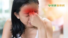 鼻竇炎依發病時間可分為「急性鼻竇炎」和「慢性鼻竇炎」。慢性鼻竇炎的病人發病時間通常超過3個月，鼻黏膜長期處在發炎狀態甚至產生鼻息肉，受到的影響也更多、更長久。